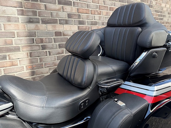 Harley-Davidson FLHTCUTG Tri Glide Ultra 6 of 15