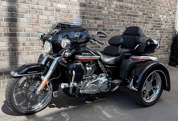 Harley-Davidson FLHTCUTG Tri Glide Ultra 11 of 15