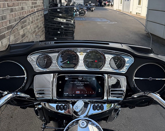 Harley-Davidson FLHTCUTG Tri Glide Ultra 9 of 15