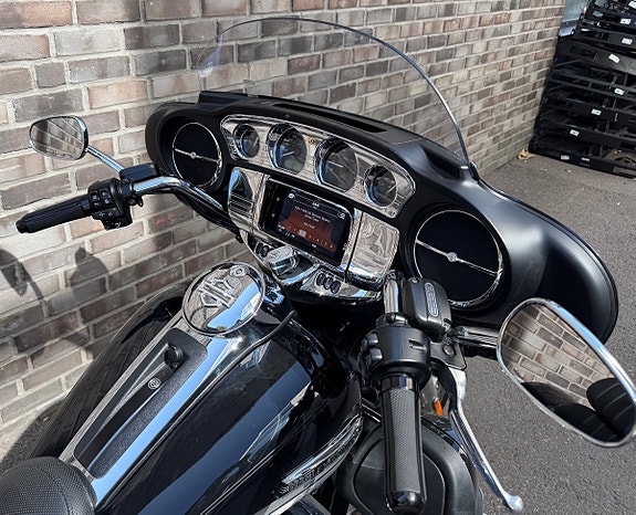Harley-Davidson FLHTCUTG Tri Glide Ultra 7 of 15