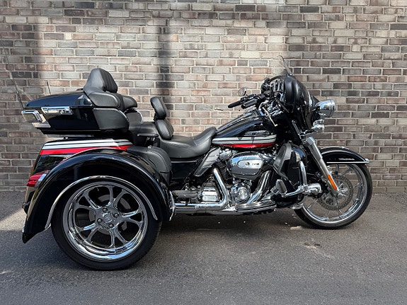 Harley-Davidson FLHTCUTG Tri Glide Ultra 15 of 15