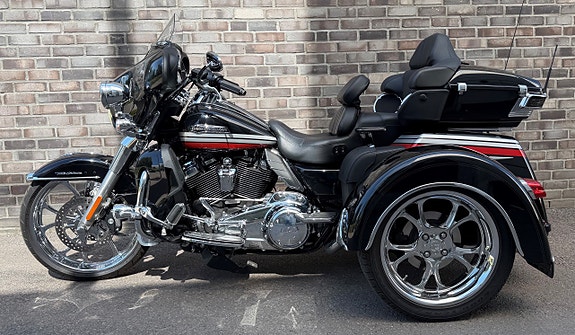Harley-Davidson FLHTCUTG Tri Glide Ultra 10 of 15