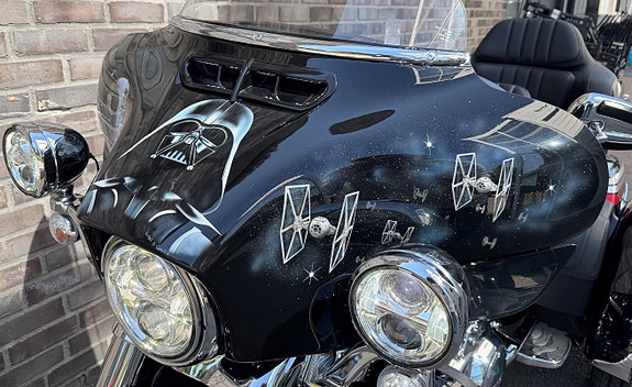 Harley-Davidson FLHTCUTG Tri Glide Ultra 4 of 5