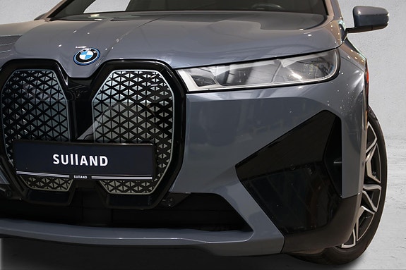 BMW iX 4 of 5