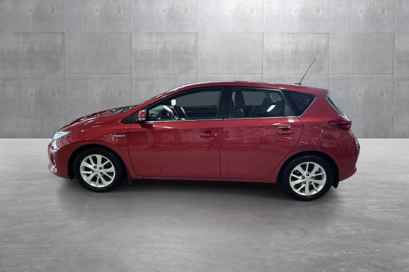 Toyota Auris 2 of 5