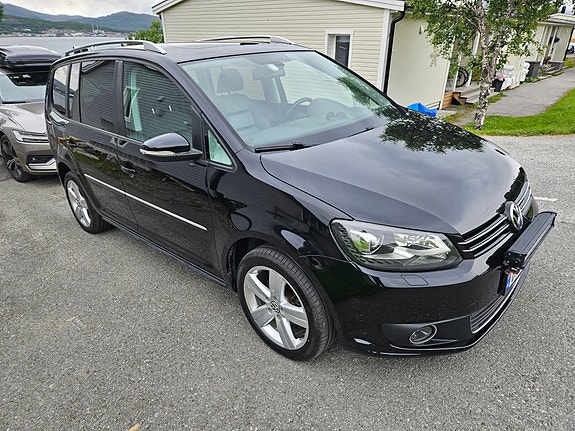 Volkswagen Touran 2 of 5