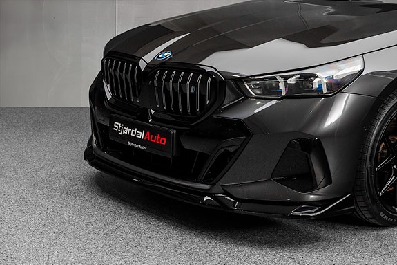 BMW i5 3 of 5