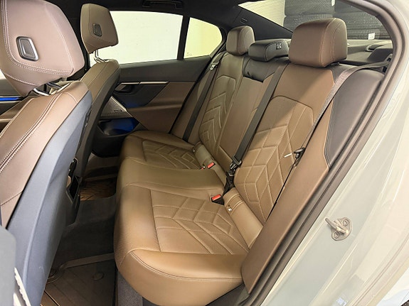 BMW i5 12 of 30