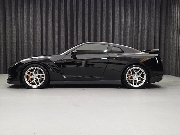 Nissan GT-R 4 of 5