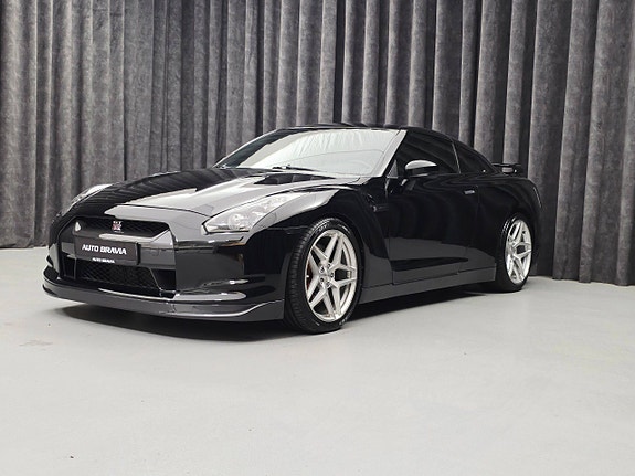Nissan GT-R 3 of 5