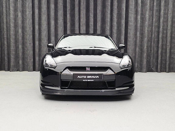 Nissan GT-R 2 of 5