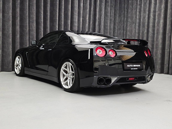 Nissan GT-R 5 of 5