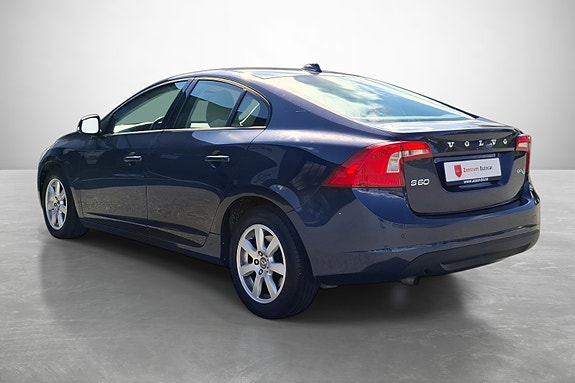 Volvo S60 4 of 5