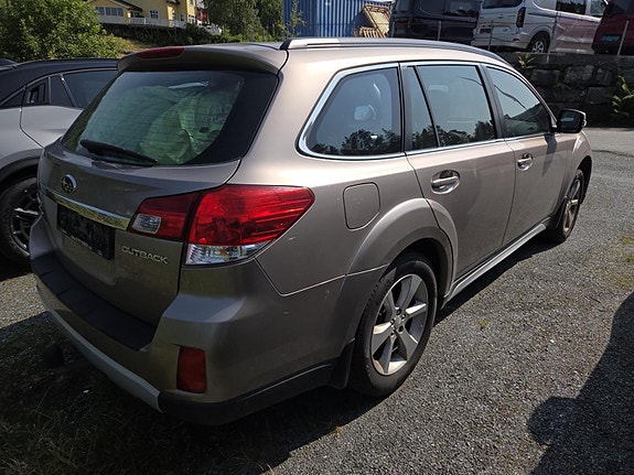 Subaru Outback 2 of 5