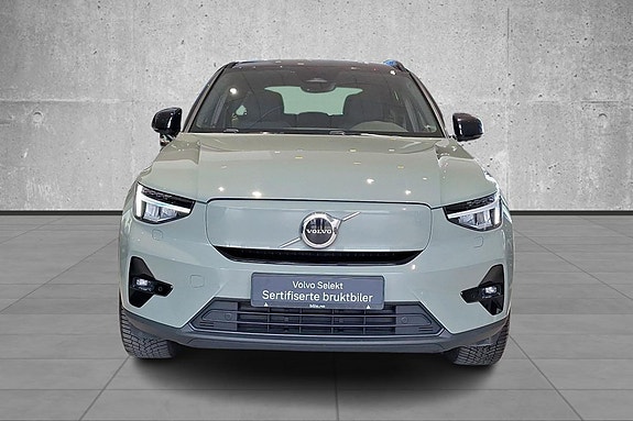 Volvo XC40 2 of 16