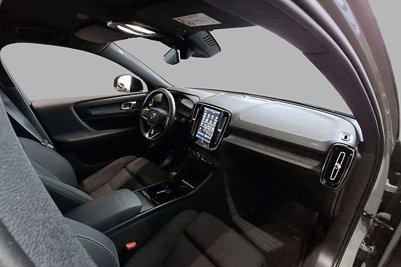 Volvo XC40 13 of 16