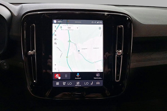 Volvo XC40 8 of 16