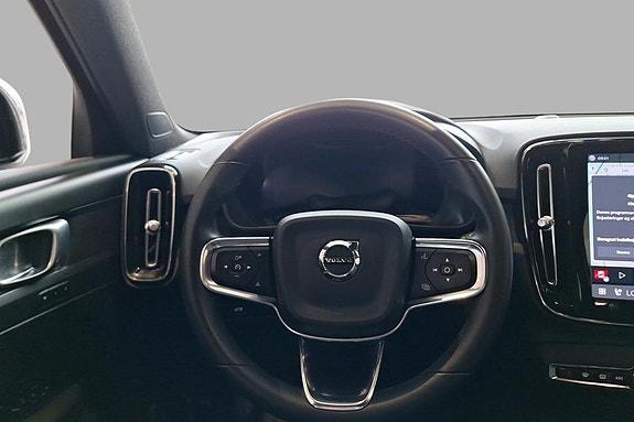 Volvo XC40 6 of 16