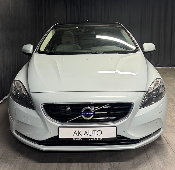 Volvo V40 2 of 5