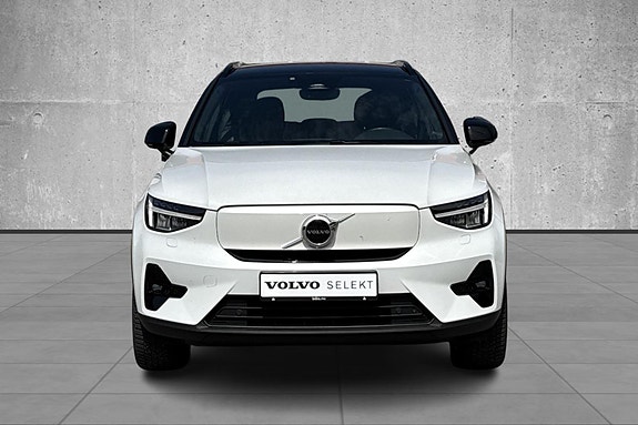 Volvo XC40 2 of 28