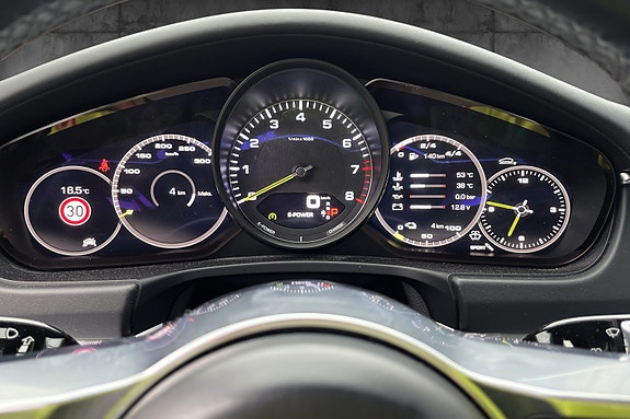 Porsche Panamera 4 18 of 29
