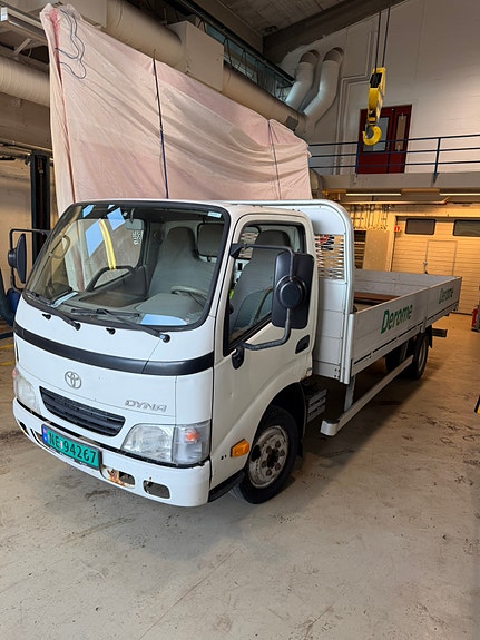 Toyota Dyna 150 2 of 5