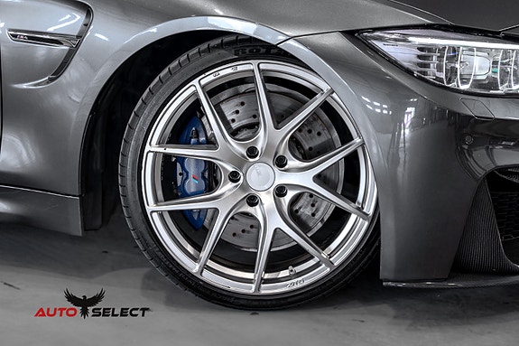 BMW M4 3 of 5
