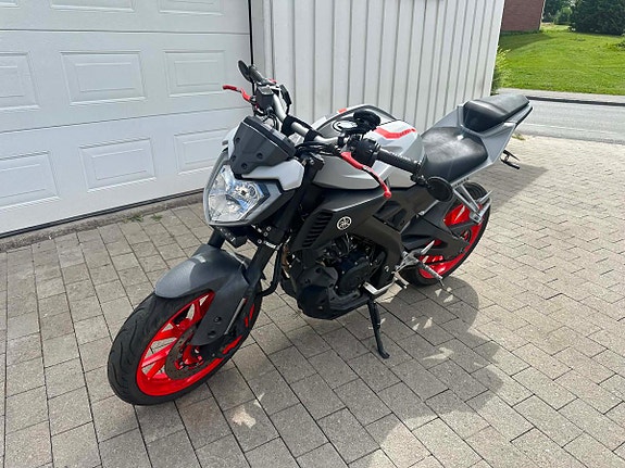 Yamaha MT-125 3 of 13