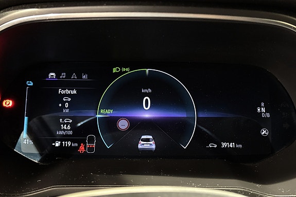 Digitalt display med hastighetsmåler og kjøretøystatus i fokus.
