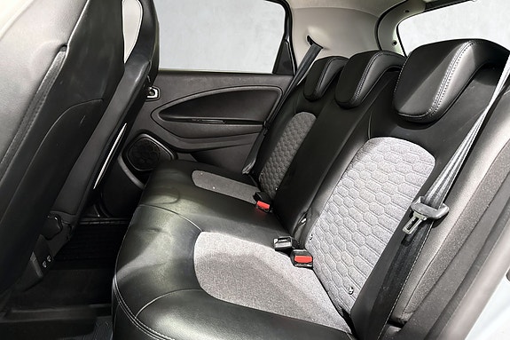 Romslig baksete med solide ISOFIX-fester for barnesikkerhet.
