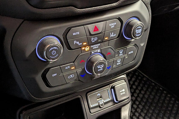Jeep Renegade 19 of 30