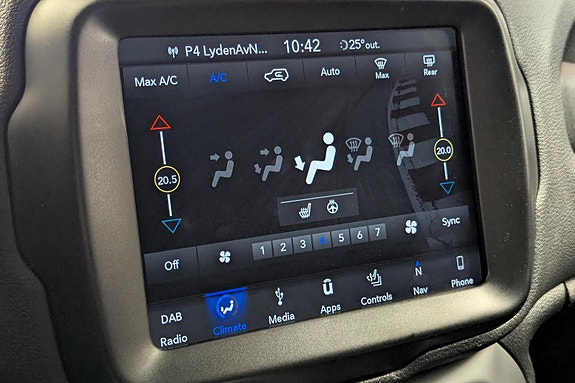 Jeep Renegade 18 of 30