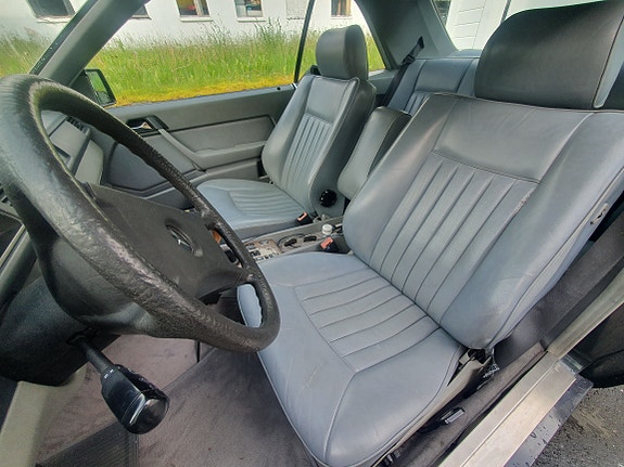 Mercedes-Benz E230 22 of 24
