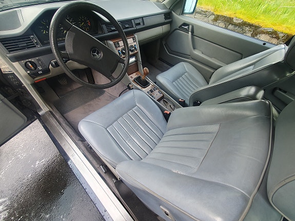 Mercedes-Benz E230 23 of 24