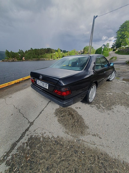 Mercedes-Benz E230 10 of 24