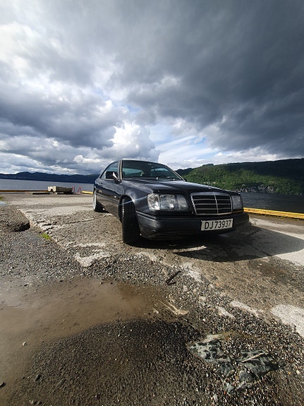Mercedes-Benz E230 8 of 24
