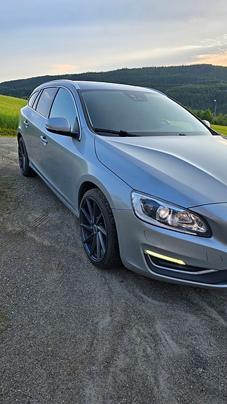 Volvo V60 2 of 12