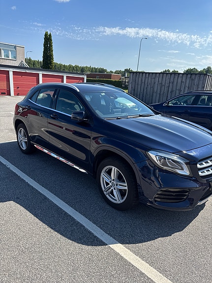 Mercedes-Benz GLA180 2 of 5