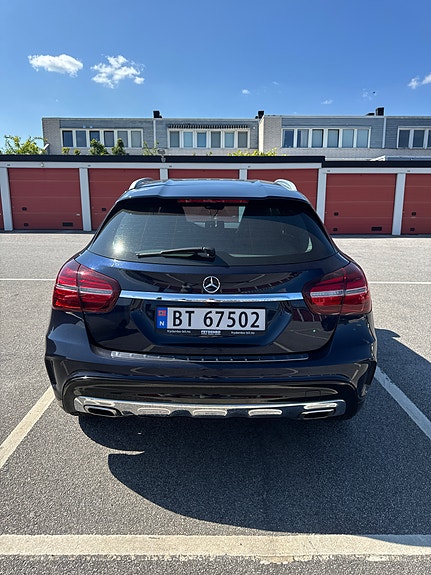 Mercedes-Benz GLA180 3 of 5