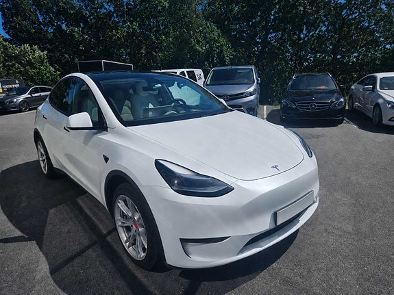 Tesla Model Y 3 of 5