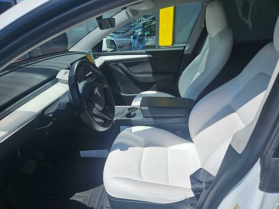 Tesla Model Y 5 of 5
