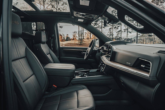 Chevrolet Suburban 11 of 24