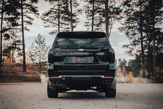 Chevrolet Suburban 5 of 5
