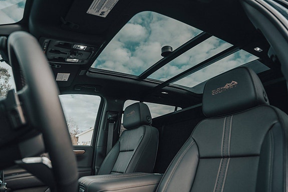 Chevrolet Suburban 12 of 24