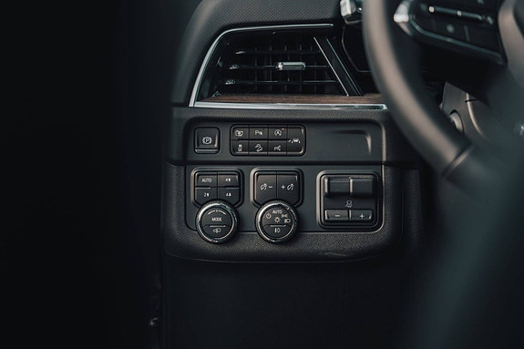 Chevrolet Suburban 10 of 24