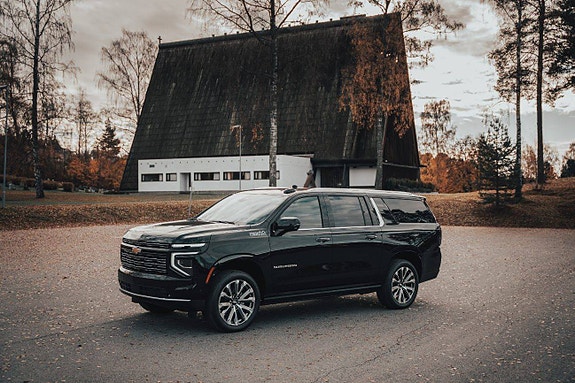Chevrolet Suburban 6 of 24