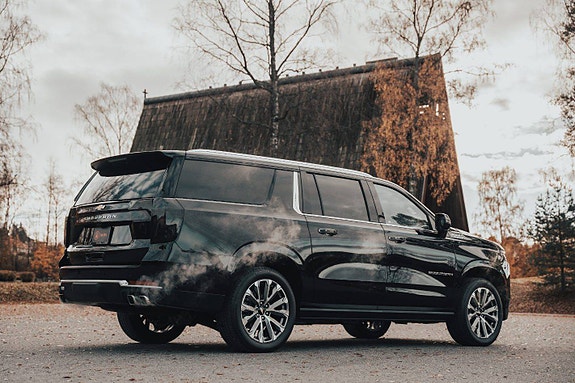 Chevrolet Suburban 4 of 5
