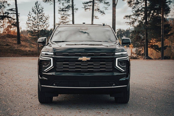 Chevrolet Suburban 2 of 5