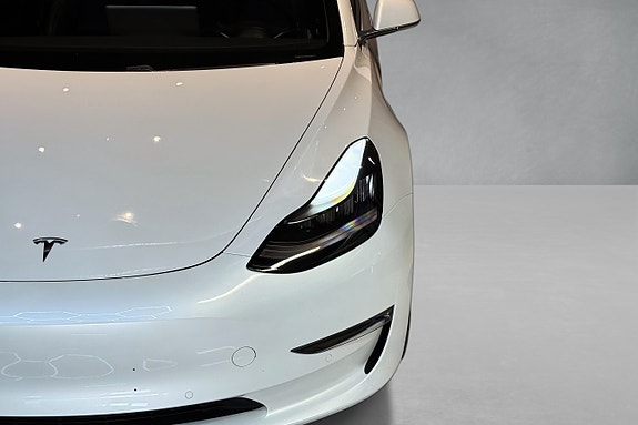 Tesla Model 3 4 of 5
