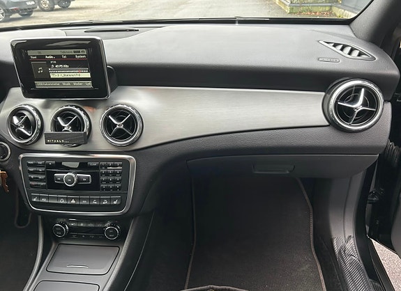 Mercedes-Benz GLA220 10 of 21